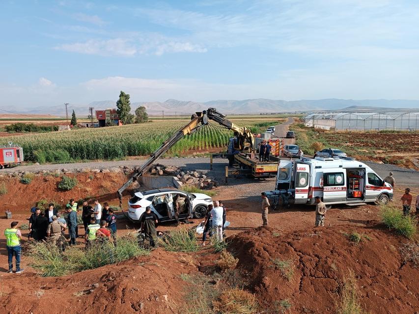 MARDİN'DE KANALA DÜŞEN OTOMOBİLDE 3 KİŞİ HAYATINI KAYBETTİ