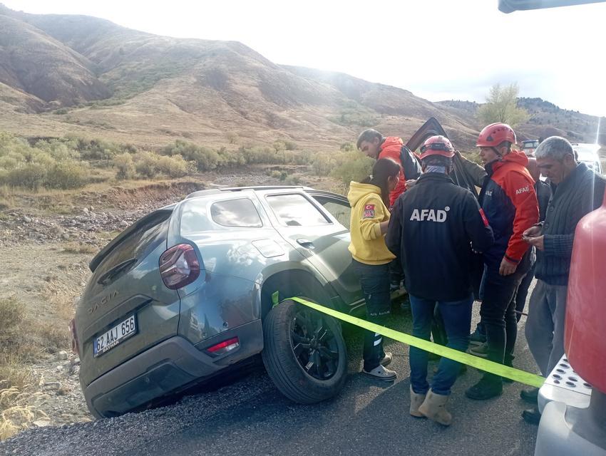 TUNCELİ'DE ARAÇ YOLDAN ÇIKTI: 3 YARALI