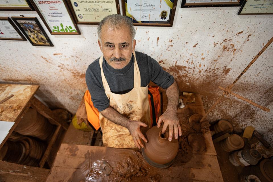 ÖMRÜNÜ ÇÖMLEKÇİLİĞE ADAYAN UNESCO ÖDÜLLÜ SANATKÂR DÜNYAYA USTA YETİŞTİRİYOR AHMET TAŞHOMCU: "ÇOK ÖDÜL ALDIM; AMA UNESCO YAŞAYAN İNSAN HAZİNESİ ÖDÜLÜ BAMBAŞKA" 46 YILLIK ÇÖMLEK USTASININ AYAKTA KALMASININ SIRRI GÜNÜMÜZE AYAK UYDURMASINDA