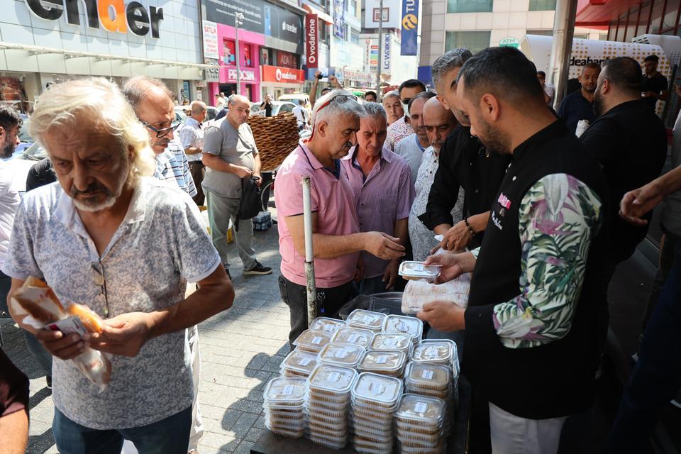 NARİN'İN ANISINA HELVA VE DÖNER DAĞITIMI İZDİHAMA DÖNÜŞTÜ DİYARBAKIR'DA ÖLDÜRÜLEN NARİN ANISINA 500 HELVA VE DÖNER ADANALILARA DAĞITILDI