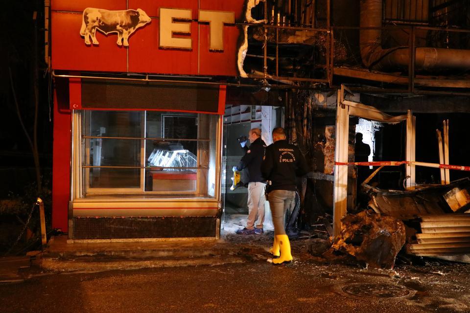 İzmir'de yangın çıkan dükkan kullanılamaz hale geldi