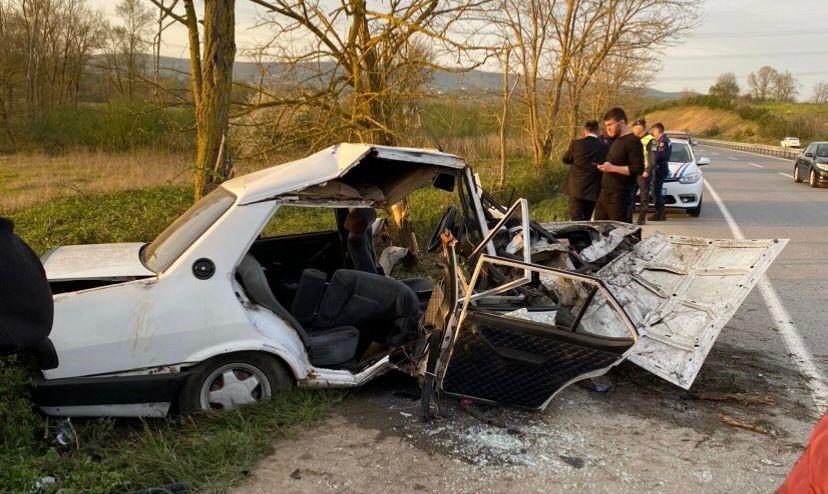 Öte yandan, ailenin Kaynarca ilçesinde hayvancılık yaptığı ve iftara yetişmeye çalıştıkları öğrenilirken otomobilin paramparça olduğu kazaya ilişkin inceleme başlatıldı.