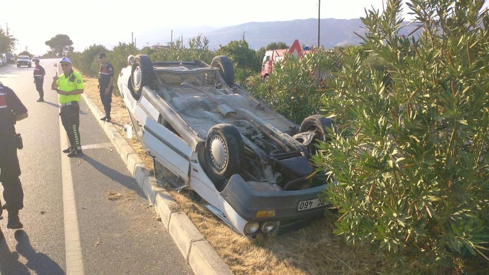 TAKLA ATARAK TERS DÖNEN OTOMOBİLDEN BURUNLARI KANAMADAN ÇIKTILAR