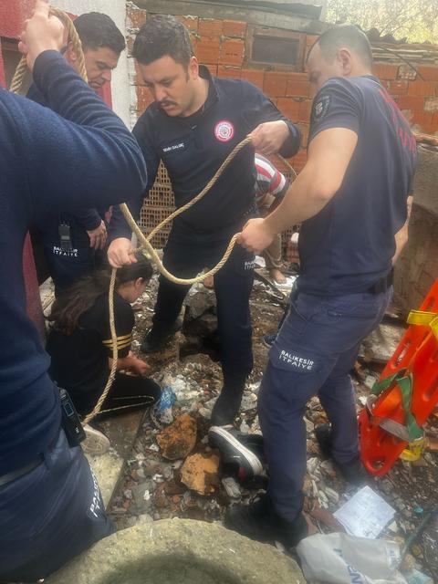 OYUN OYNARKEN KUYUYA DÜŞEN ÇOCUK KURTARILDI