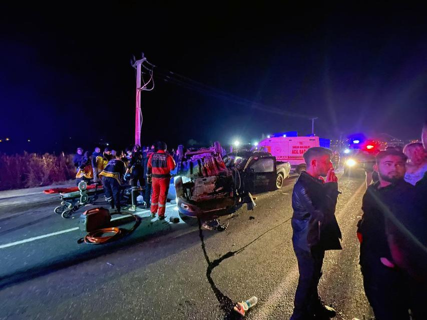 Muğla'da araçlar birbirine girdi, yol ulaşıma kapandı