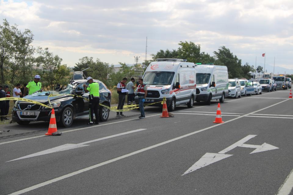 FECİ KAZADA KIZ KARDEŞLER HAYATINI KAYBETTİ KAMYONA ARKADAN ÇARPAN OTOMOBİL HURDAYA DÖNDÜ