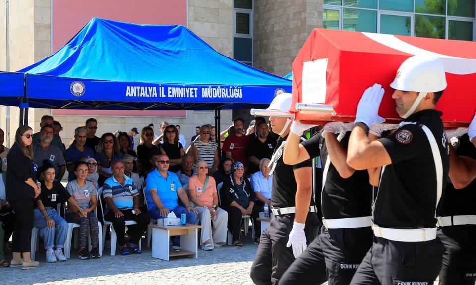 TRAFİK KAZASINDA HAYATINI KAYBEDEN POLİS MEMURUNA GÖZÜ YAŞLI VEDA SON YOLCULUĞUNA MESAİ ARKADAŞLARININ OMUZLARINDA UĞURLANDI