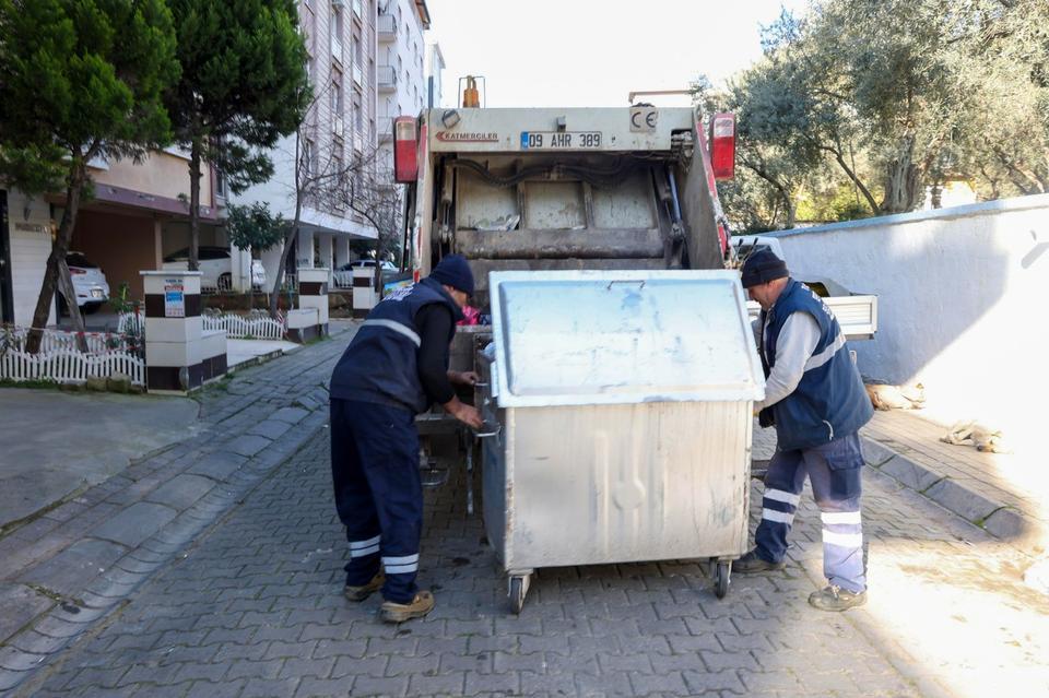 EFELER'DE BELEDİYE EKİPLERİNCE TEMİZLİK AKSAMIYOR BAŞKAN YETİŞKİN: "VATANDAŞLARIMIZIN MAĞDUR OLMASINA İZİN VERMEYECEĞİZ"