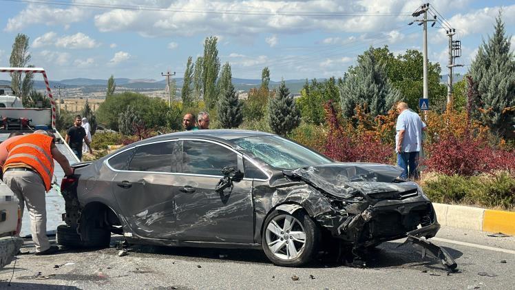 UŞAK'TA OTOMOBİLLER ÇARPIŞTI: 1 ÖLÜ, 4 YARALI