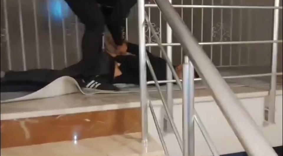 BURSA'DA FUHUŞ ÇETESİNE ŞAFAK VAKTİ OPERASYON: 19 TUTUKLAMA DÜNYA KADINLAR GÜNÜ'NDE ÇÖKERTİLEN FUHUŞ ÇETESİ ÜYESİNDEN 19'U TUTUKLANDI OPERASYON ANLARINA AİT YENİ GÖRÜNTÜLER ORTAYA ÇIKTI