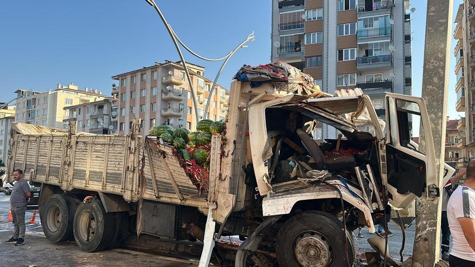 KARPUZ YÜKLÜ KAMYONUN SÜRÜCÜSÜ HAYATINI KAYBETTİ