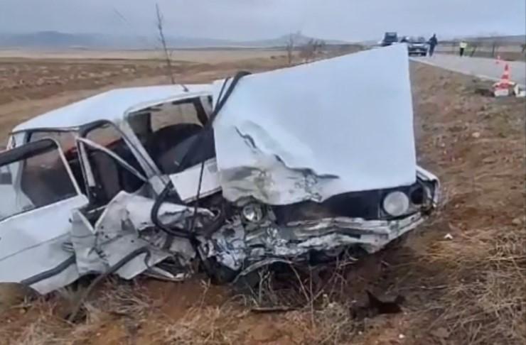 AKSARAY'DA 2 OTOMOBİL KAFA KAFAYA ÇARPIŞTI: 1 ÖLÜ, 2 YARALI