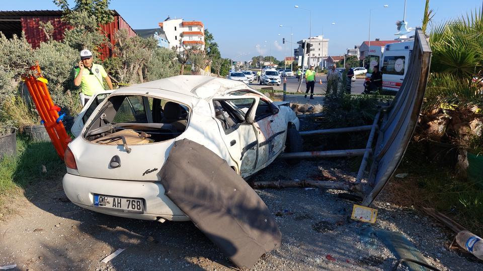 OTOMOBİL DURAĞA ÇARPTI: 1 ÖLÜ KAZANIN DEHŞET ANLARI KAMERADA