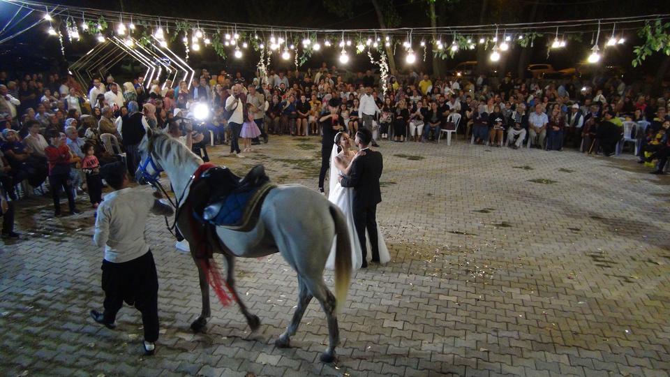 BABASI VASİYET ETTİ DÜĞÜN SALONUNA AT SIRTINDA GELDİ