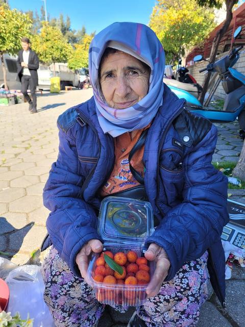 67 YAŞINDA ÇALIŞMAKTAN VAZGEÇMİYOR PAZARCI ŞAHİN: "GIYBET YAPMAK YERİNE ÇALIŞMAK DAHA GÜZEL"