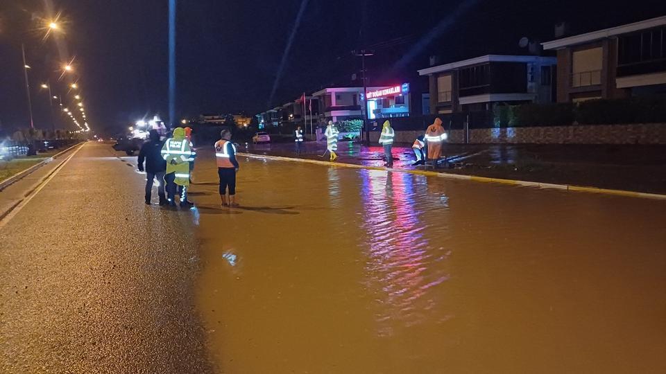 SU BASKINI NEDENİYLE TRAFİĞE KAPANAN İZMİR - ÇANAKKALE KARAYOLU TEKRAR TRAFİĞE AÇILDI EDREMİT KAYMAKAMI ODABAŞ: "ÇANAKKALE İSTİKAMETİNDE 2 ŞERİT TRAFİĞE TEKRAR AÇILDI"