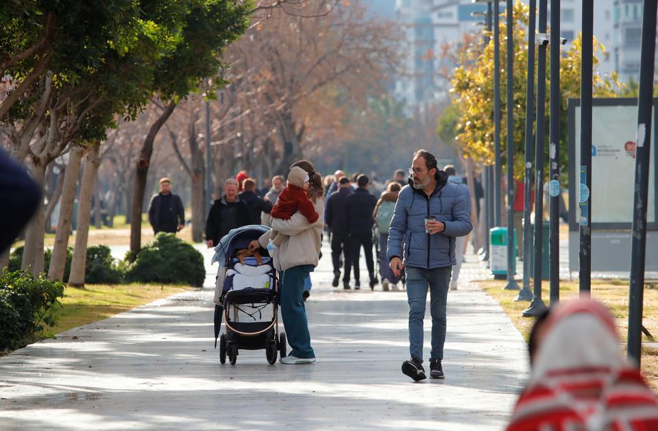 YAĞMUR BULUTLARININ ARASINDAKİ IŞIK HÜZMESİ HAYRAN BIRAKTI DÜNYA ÜNLÜ SAHİLDE YAĞMUR BULUTLARI HAVAYI KARARTTI, BULUTLARIN ARASINDAN GELEN IŞIK HÜZMESİ MUHTEŞEM BİR MANZARA SUNDU