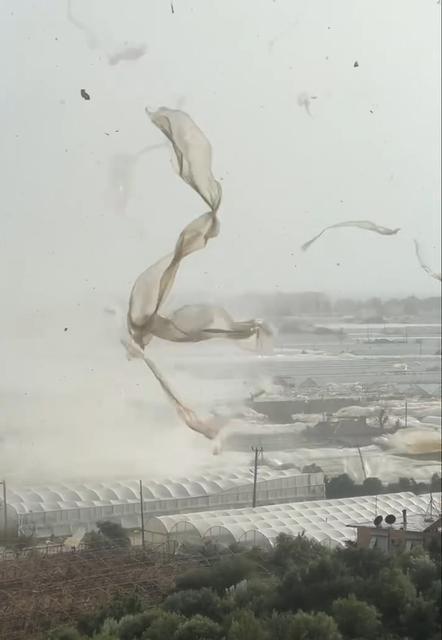 DEMRE'DE HORTUMUN SERALARI YERLE BİR ETTİĞİ ANLAR KAMERADA ONLARCA SERADAKİ NAYLONLAR SÖKÜLDÜ, DİREKLER YIKILDI, TÜRK BAYRAĞI ZARAR GÖRMEDİ ZARAR GÖREN SERALAR DRON İLE GÖRÜNTÜLENDİ