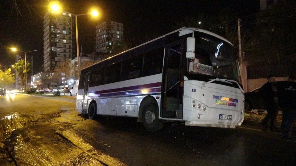 Özel halk otobüsü çukura düştü