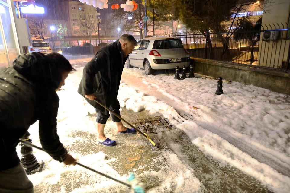 VATANDAŞLAR SOKAKTA KAR DEĞİL, DOLU KÜREDİ