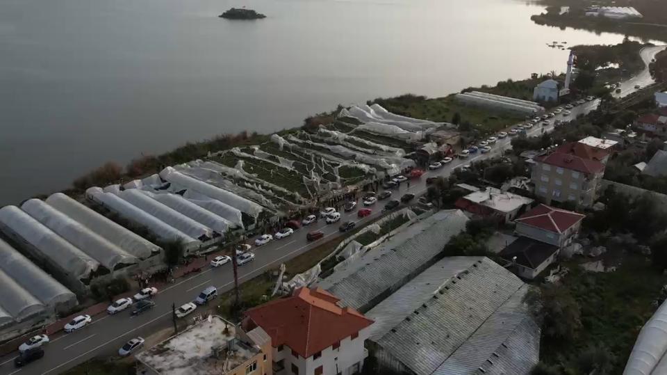 DEMRE'DE HORTUMUN SERALARI YERLE BİR ETTİĞİ ANLAR KAMERADA ONLARCA SERADAKİ NAYLONLAR SÖKÜLDÜ, DİREKLER YIKILDI, TÜRK BAYRAĞI ZARAR GÖRMEDİ ZARAR GÖREN SERALAR DRON İLE GÖRÜNTÜLENDİ