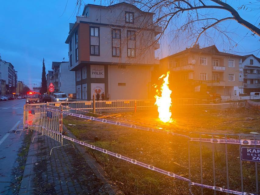 YER ALTINDAN ÇIKAN METAN GAZI ALEV ALDI, SAATLERDİR SÖNMÜYOR 1 İŞÇİNİN YARALANDIĞI OLAYIN İLK ANLARI GÖRÜNTÜLENDİ