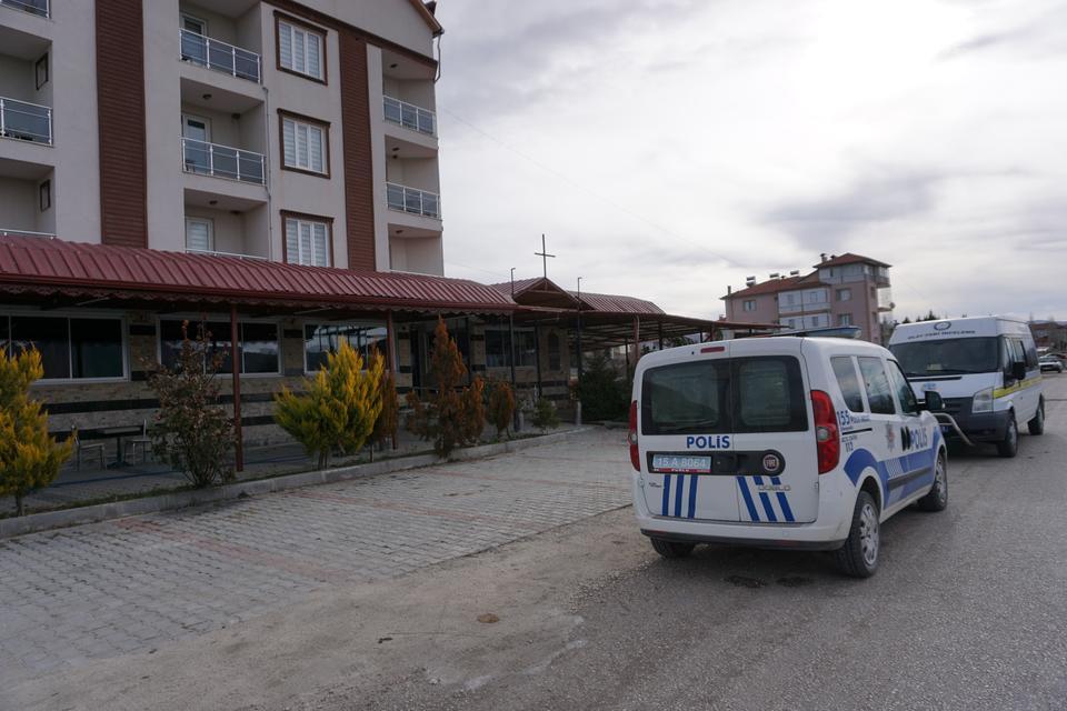 BURDUR'DA ORGANİZE İŞLENDİĞİ İDDİA EDİLEN KADIN CİNAYETİNDE 3 SANIK HAKKINDA AĞIRLAŞTIRILMIŞ MÜEBBET İSTENİYOR KATİL ZANLISI: "ARKADAŞIM ELİNE BIÇAK VERİP 'SANA ÇOK BÜYÜK YANLIŞ YAPTILAR, NAMUSUNU TEMİZLE' DEDİ" ÖZLEM ŞIMARIK CİNAYETİNDE KATİL ZANLISI ESKİ KOCA İLE ONA YARDIM EDEN 8 TUTUKLU HAKKINDA HAZIRLANAN İDDİANAME TAMAMLANDI KATİL ZANLISI ESKİ KOCA VE 2 SANIĞA AĞIRLAŞTIRILMIŞ MÜEBBET İSTENİRKEN DİĞER 6 SANIĞA 20 YIL HAPİS CEZASI İSTENDİ