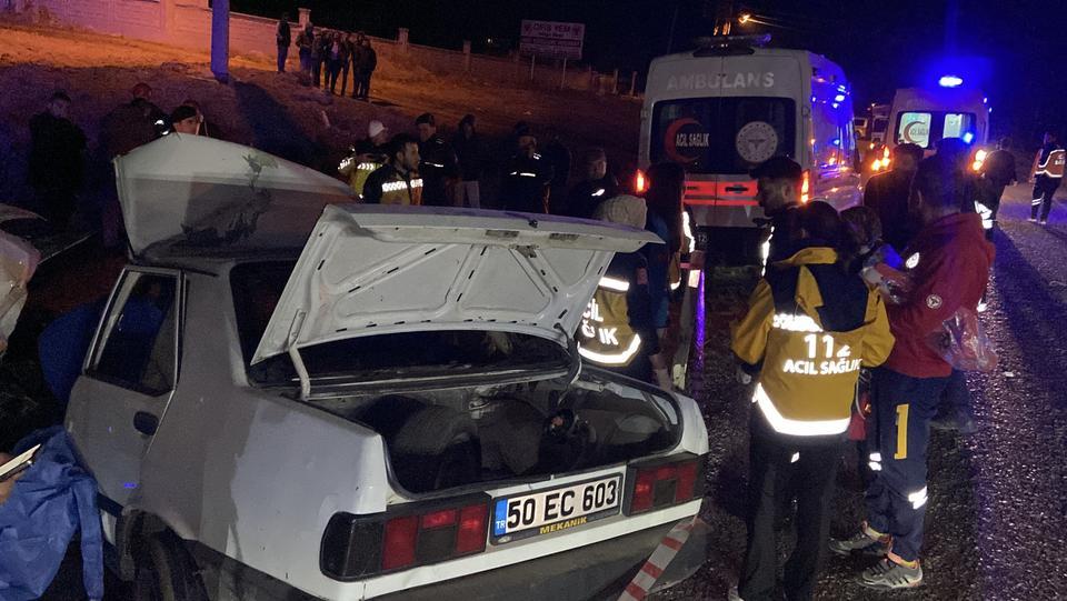 AKSARAY'DA FECİ KAZA: TOFAŞ OTOMOBİL İKİYE BÖLÜNDÜ, BABA VE KIZI HAYATINI KAYBETTİ