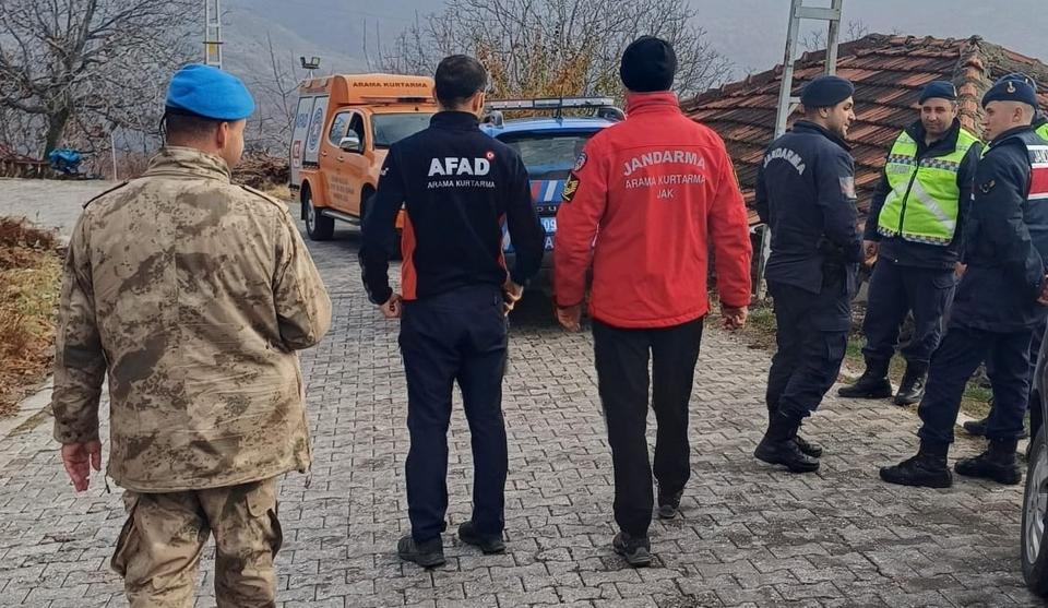 ARACI İLE UÇURUMA YUVARLANAN ŞAHIS DERE YATAĞINDA BULUNDU