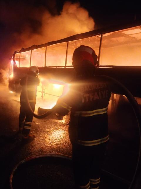 BALIKESİR'DE 34 YOLCUSU BULUNAN OTOBÜS SABAHA KARŞI YANDI OTOBÜSTE BULUNAN 34 YOLCUNUN BURNU BİLE KANAMADI