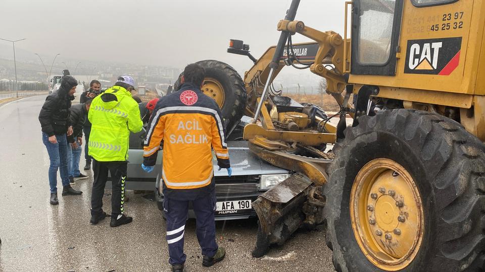 OTOMOBİL, GREYDERİN ALTINA GİRDİ: 1 ÖLÜ