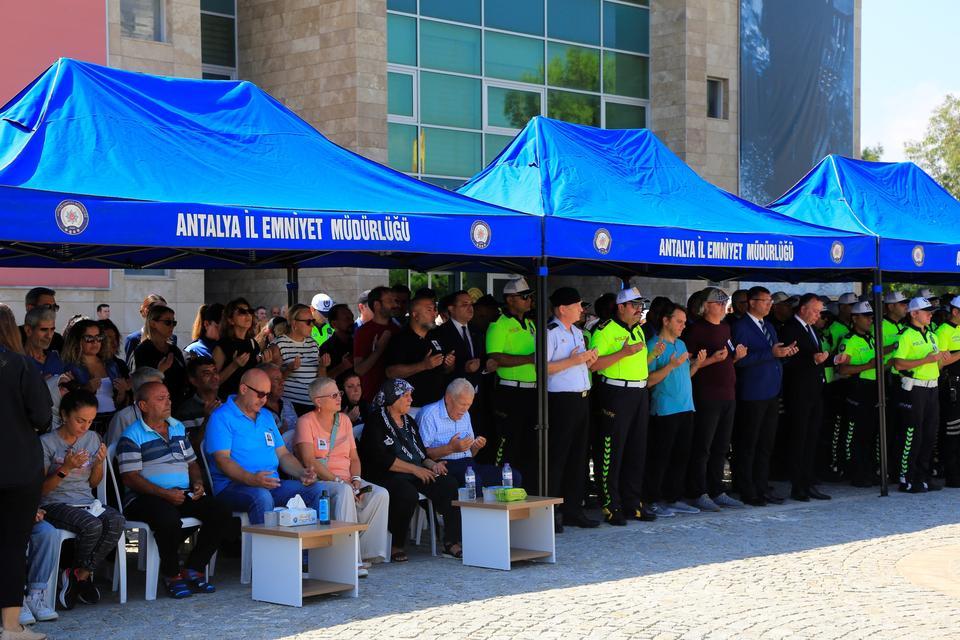 TRAFİK KAZASINDA HAYATINI KAYBEDEN POLİS MEMURUNA GÖZÜ YAŞLI VEDA SON YOLCULUĞUNA MESAİ ARKADAŞLARININ OMUZLARINDA UĞURLANDI