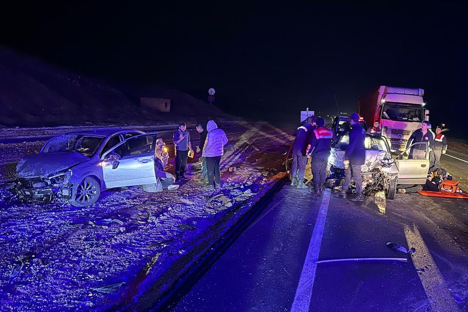 Kafa kafaya çarpışan otomobiller hurdaya döndü: 1 ölü, 6 yaralı