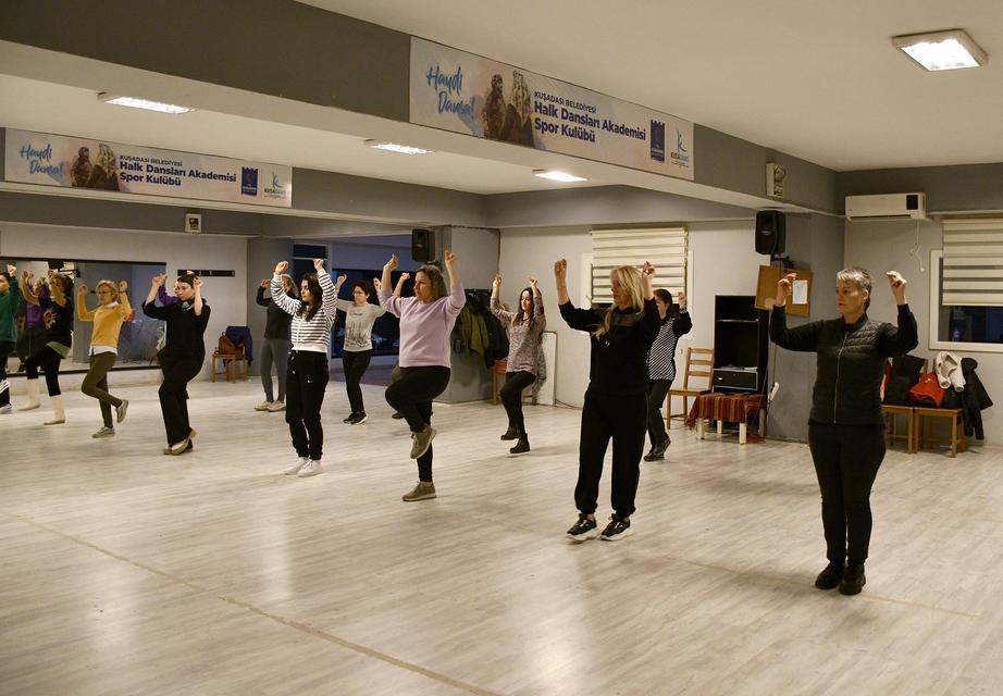 Farklı yörelere ait halk dansları Kuşadası’nda yaşatılıyor