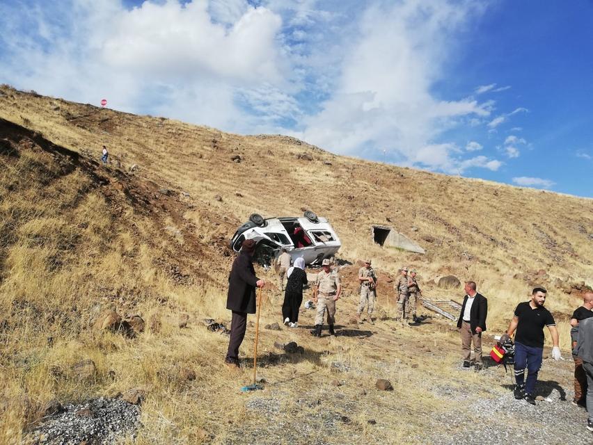 MUŞ'TA DÜĞÜNE GİDELERİ TAŞIYAN MİNİBÜS TAKLA ATTI: 20 YARALI