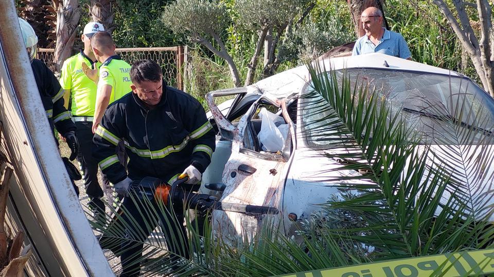 OTOMOBİL DURAĞA ÇARPTI: 1 ÖLÜ KAZANIN DEHŞET ANLARI KAMERADA