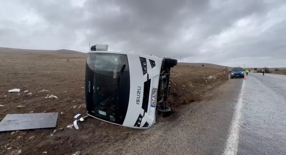 Turistleri taşıyan otobüs devrildi: 3 yaralı