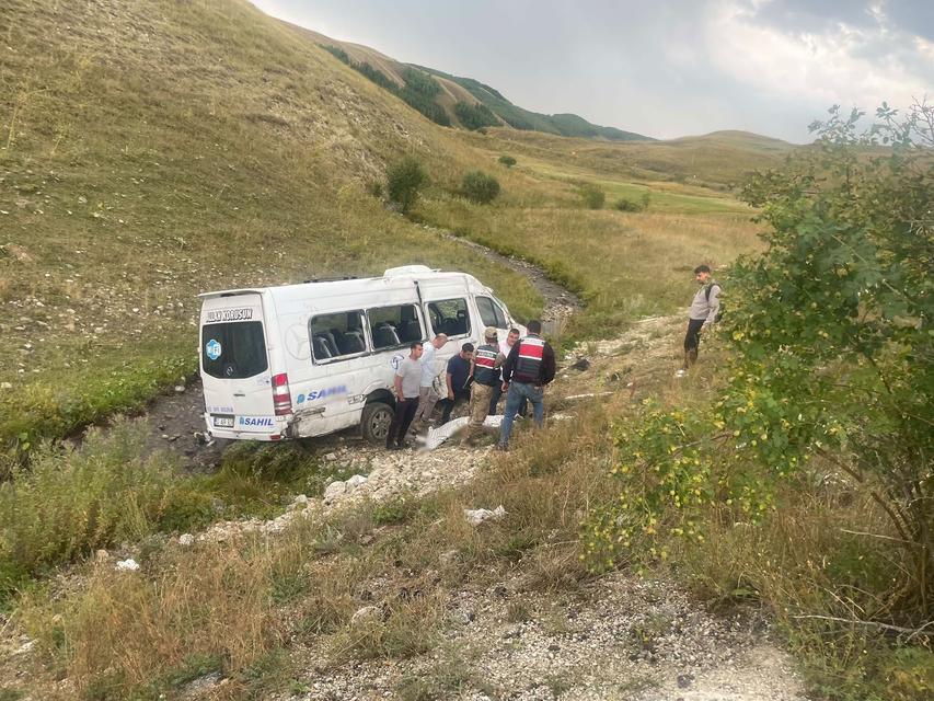 Yolcu minibüsü şarampole devrildi: 3 yaralı