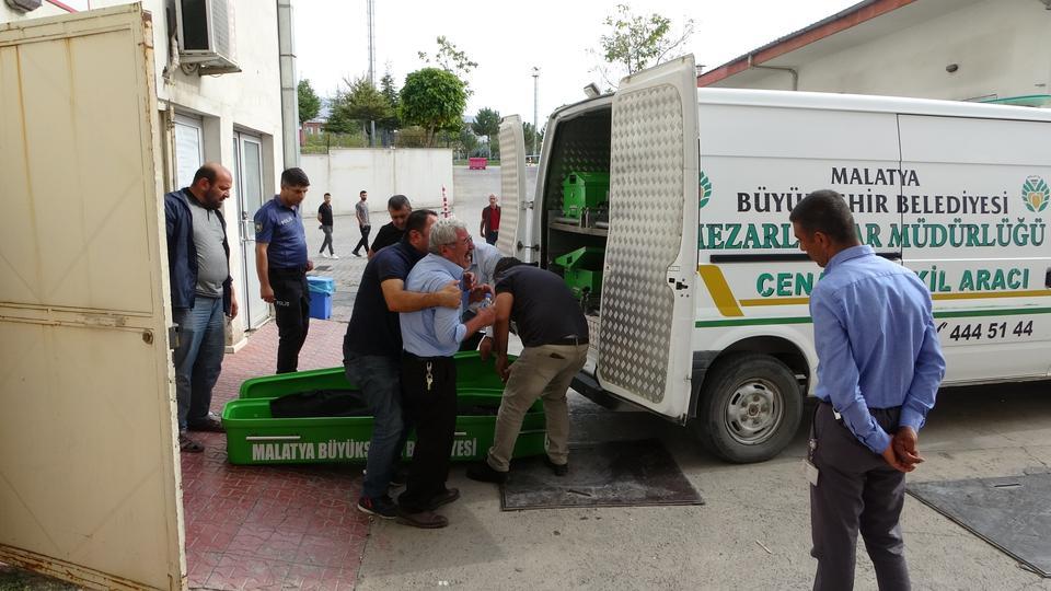 BOŞANMA AŞAMASINDAKİ EŞİ TARAFINDAN VURULAN KADIN ÖLDÜ KIZININ CENAZESİNİ SON BİR KEZ GÖRMEK İSTEYEN BABANIN FERYADI YÜREK DAĞLADI