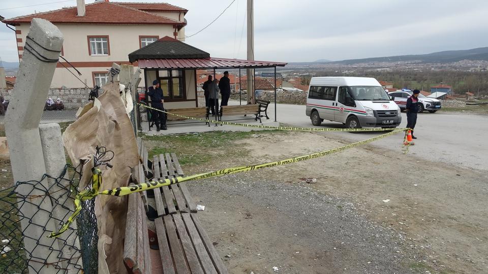 Eşini ve aralarında ilişki olduğunu iddia ettiği kişiyi öldürdü