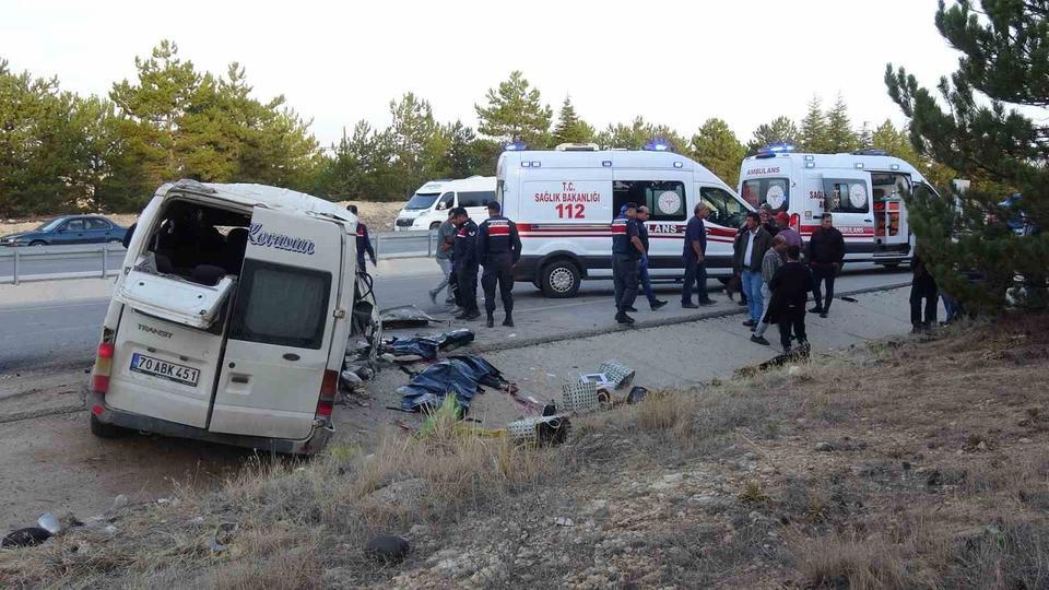 KARAMAN’DA TARIM İŞÇİLERİNİ TAŞIYAN MİNİBÜSÜN YOLDAN ÇIKARAK ŞARAMPOLE DEVRİLMESİ SONUCU 2 KİŞİ ÖLDÜ, 13 KİŞİ YARALANDI. (MEHMET DAĞLI/KARAMAN-İHA)