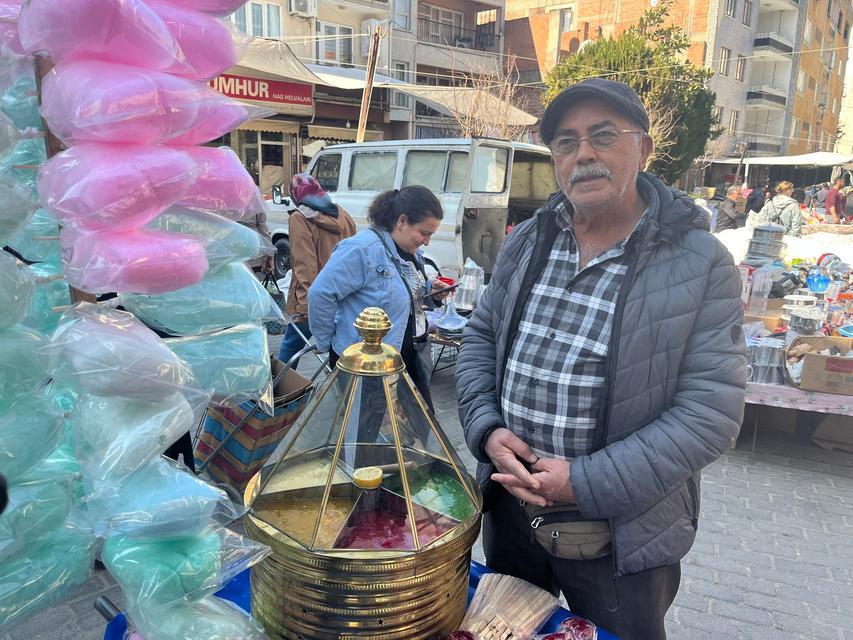 Aydın’ın Germencik ilçesinde yaşayan 63 yaşındaki Mehmet Göl ilçe ilçe dolaşıp pazarlarda elma şekeri ve macun satarak geçimini sağlıyor.