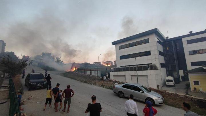 Korkutan yangın: Mahalleli sokağa döküldü