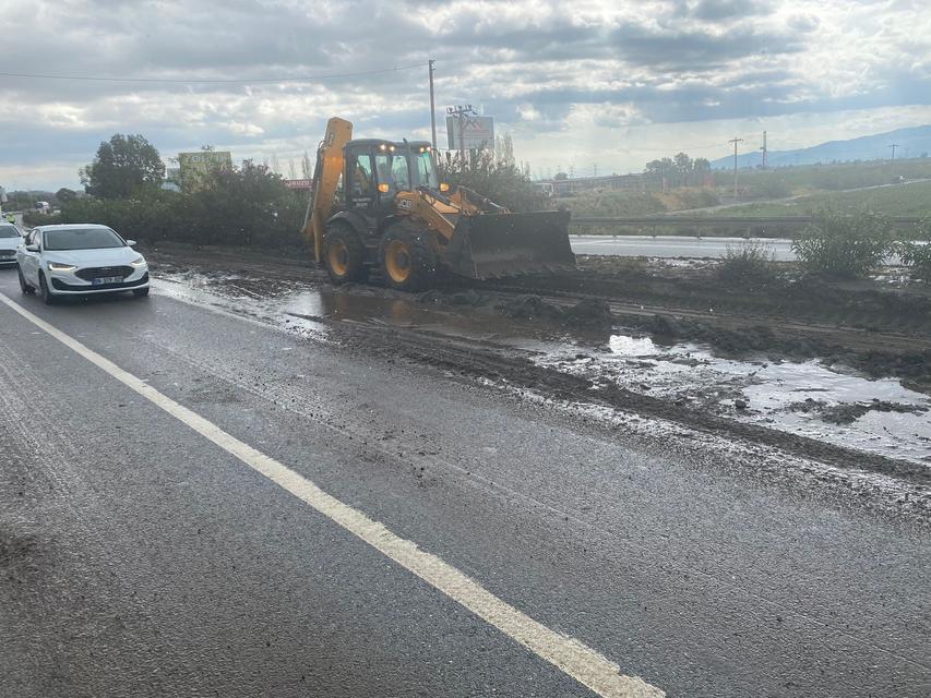 SÖKE BELEDİYESİ YAĞIŞ SONRASI KAPANAN KARAYOLUNU TEMİZLEYEREK TRAFİĞE AÇTI