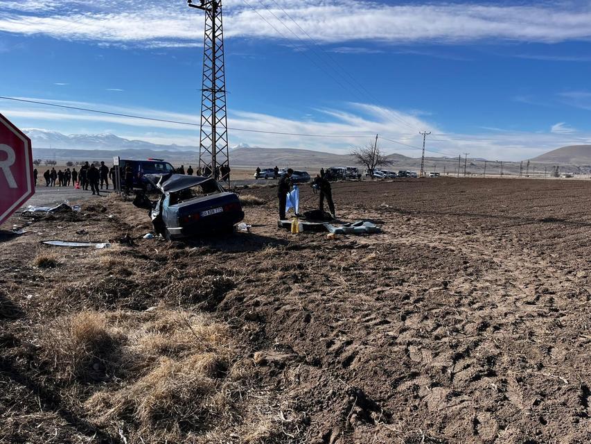 FİAT TOFAŞ OTOMOBİL BABA VE OĞLUNA MEZAR OLDU NEVŞEHİR'DE MEYDANA GELEN TRAFİK KAZASINDA 2 KİŞİ HAYATINI KAYBETTİ, 4 KİŞİ YARALANDI