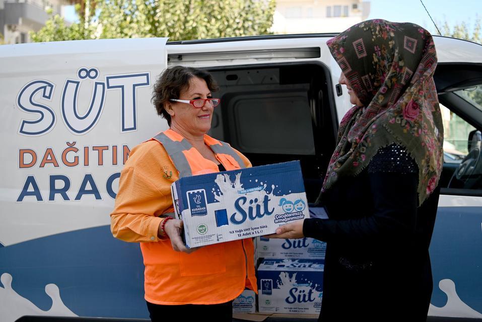 Kuşadası Belediyesi’nin süt desteği yüzleri güldürüyor