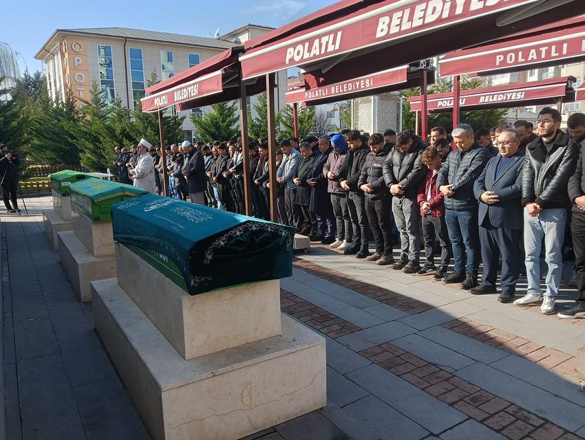 Göçük altında kalarak hayatını kaybeden işçiler son yolculuklarına uğurlandı