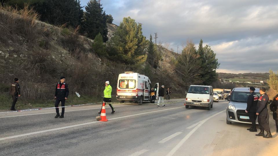 BALIKESİR'DE MİNİBÜS OTOMOBİLLE ÇARPIŞTI: 2 ÖLÜ