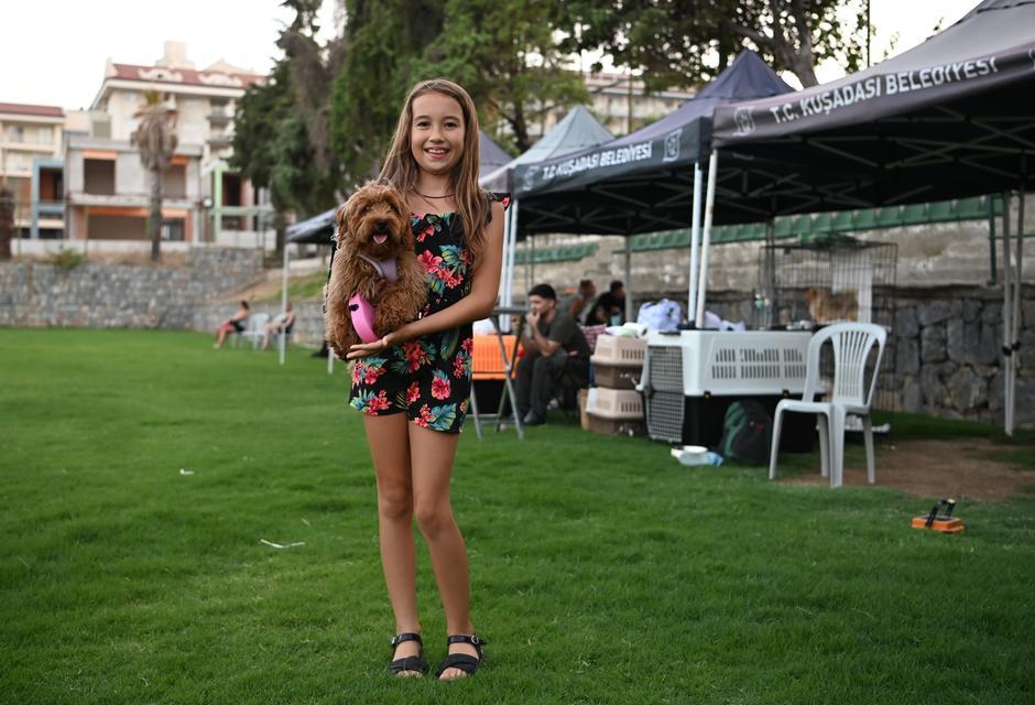 YARIŞMAYA KATILAN KÖPEKLER DİKKAT ÇEKTİ DURUŞLARI, YÜRÜYÜŞLERİ VE SÜSLERİYLE GÖRENLERİ KENDİLERİNE HAYRAN BIRAKTILAR