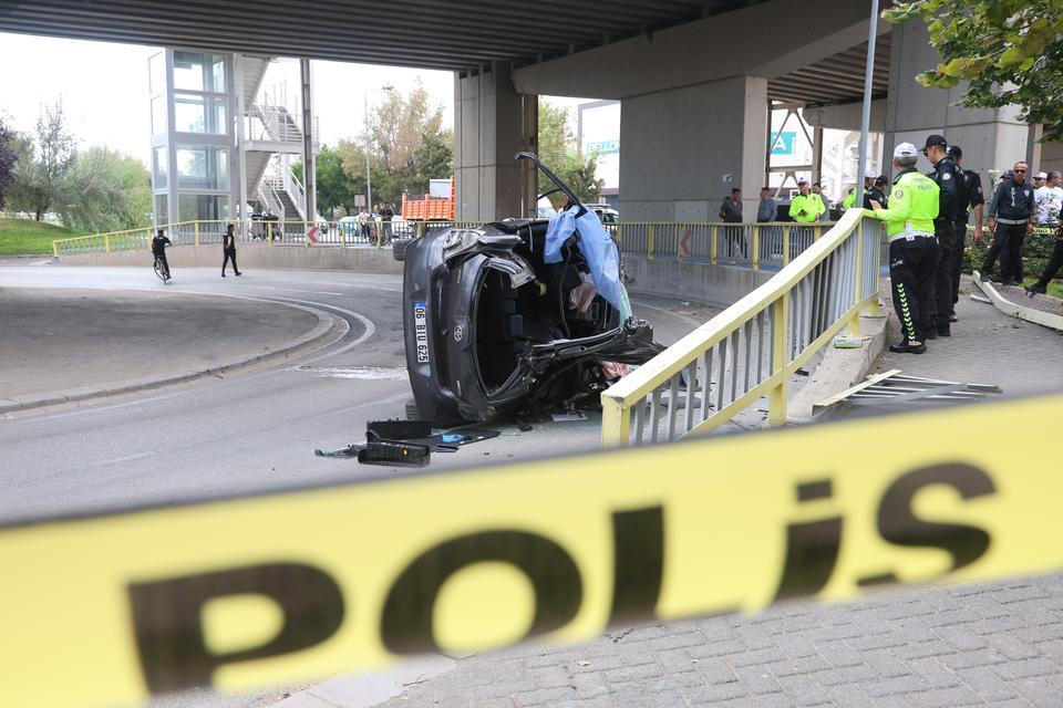 Otomobil üst geçitten düştü, sürücü genç kadın öldü